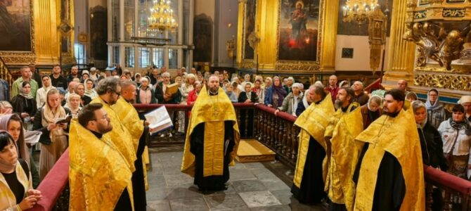 Богослужения в Успенском соборе у мощей свт. Спиридона Богослужения в Успенском соборе у мощей свт. Спиридона